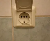 Наша работа Установка влагозащищенной розетки в ванную фото 1